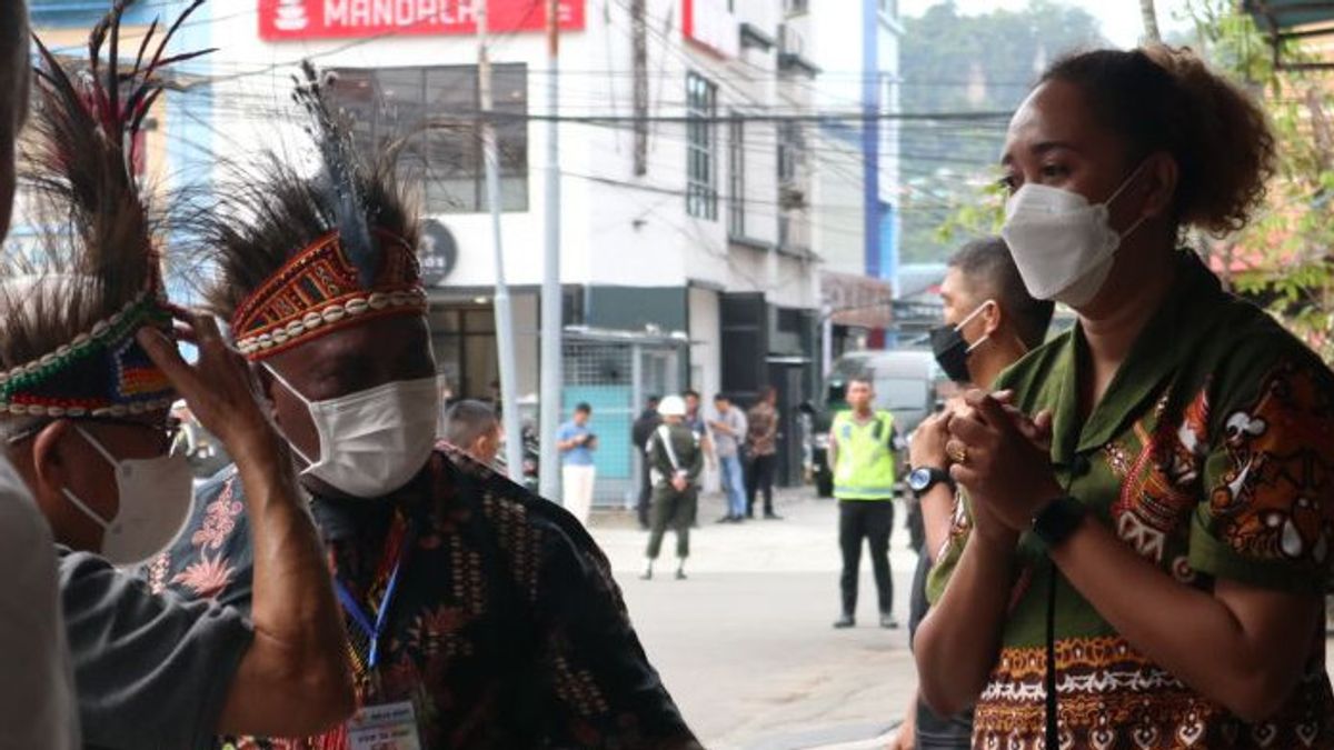 Pakai Ikat Kepala Suku Saireri, Wapres Bahas Kendala Industri Kopi di Papua Bareng Anak Muda