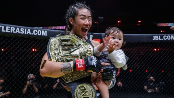 分娩后，安吉拉·李在MMA ONE锦标赛上捍卫原子级冠军头衔