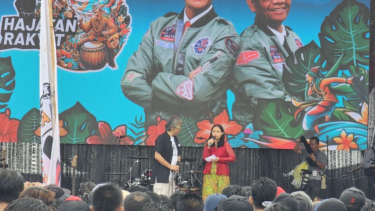 Putri Wiji Thukul Presents At The Ganjar-Mahfud People's Celebration, Collects Jokowi's Promise