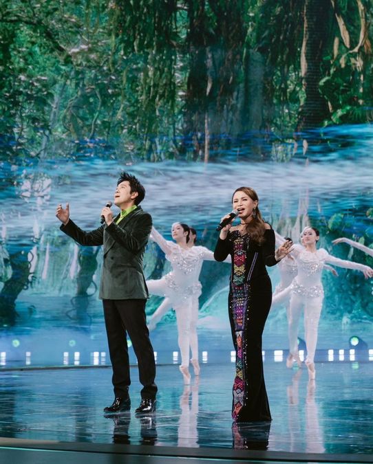 Rossa Tampil Bareng Penyanyi Legendaris Cai Quoqing di Stasiun TV China