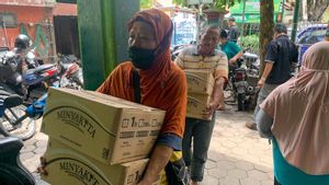<i>Emak-emak</i> Yogyakarta Merapat ke Pasar Demangan-Pingit, Ada Distribusi 6.000 Liter Minyak Goreng, Harganya Murah <i>Banget</i>!