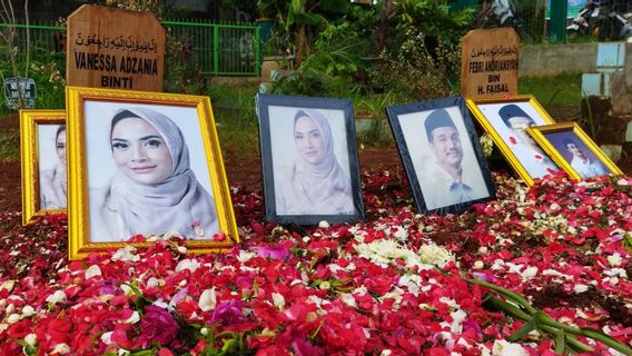 Almost A Week, Vanessa And Aunt's Graves Are Still Visited By Pilgrims From Various Regions