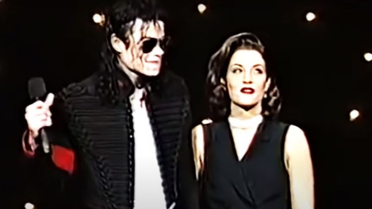 迈克尔·杰克逊与丽莎·玛丽·普雷斯利在历史上的15分钟婚礼今天，1994年5月26日