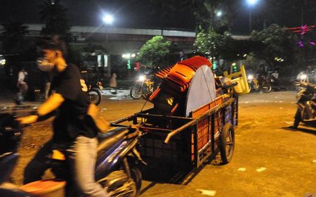 Satpol PP Tertibkan Pedagang di Benteng Kuto Besak Palembang