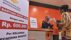 Bansos Tunai Segera Mengalir, Petugas Pos Indonesia Penyalur Bansos Telah Menerima Vaksin COVID-19