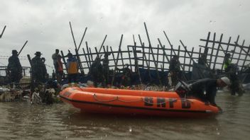联合团队在建造Rob Semarang洪水堤防时面临潮汐