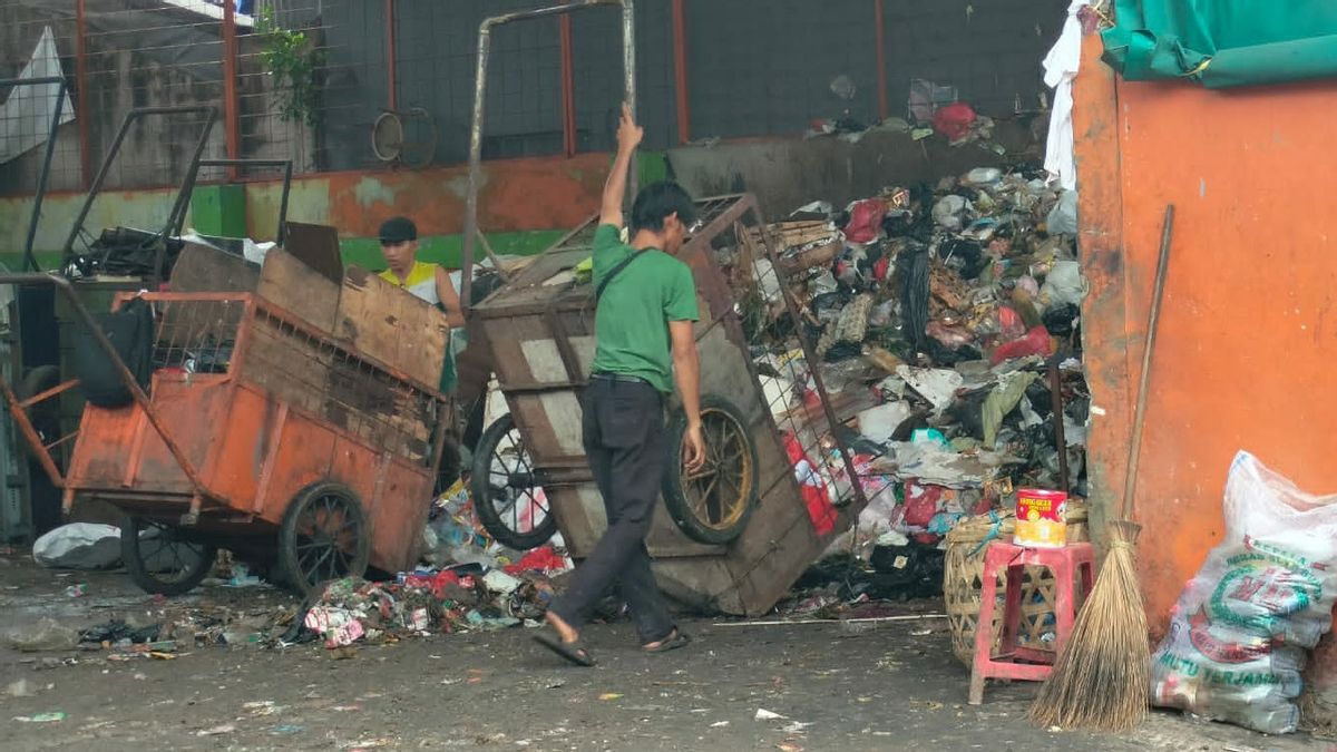 Curhat Tukang Sampah Kena Pungli Oknum PJLP: Sudah Gaji Kecil, Dimintai Uang dan THR