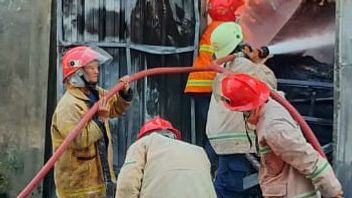 Satu Petugas Pemadam Kebakaran Terluka Saat Padamkan Api di PT Pegadaian Jakpus