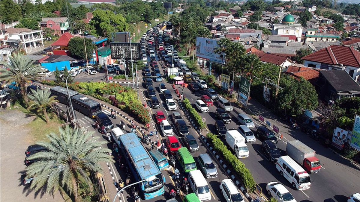 Polres Bogor Terapkan One Way Situasional di Jalur Puncak