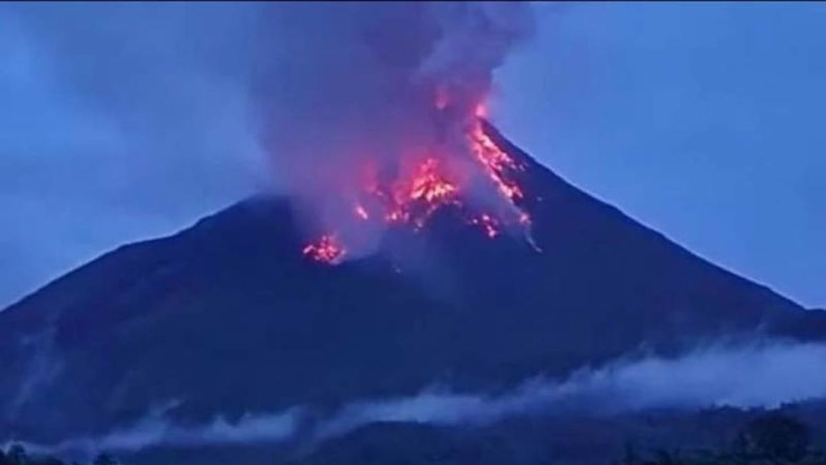 Shining The Abu 700 Meters High, Karangetang Volcano Still Inflicts The Lava Pijar