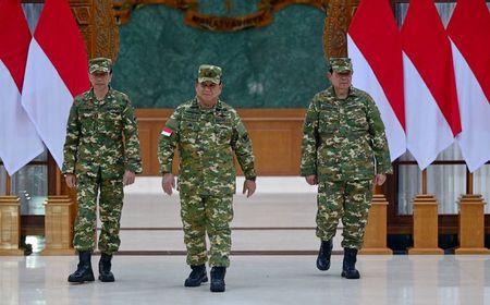 Prabowo Bangga Didampingi SBY dan Jokowi Saksikan Parade Senja