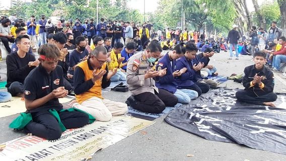 Kapolresta Banjarmasin Salat Bersama Mahasiswa di Tengah Aksi Demo Tolak UU Cipta Kerja