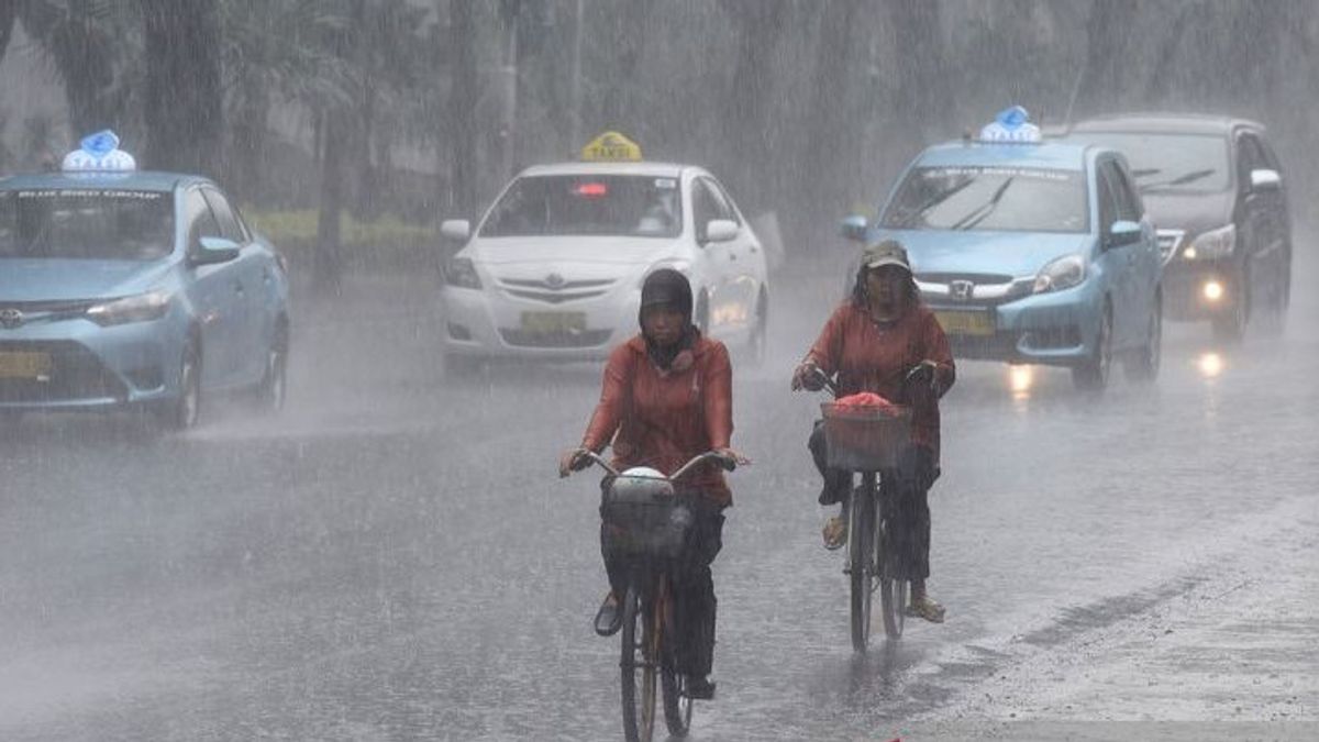 Waspadai Hujan Disertai Petir di Jakarta Jumat Sore