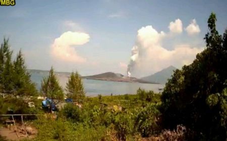 Gunung Anak Krakatau Erupsi dengan Lontaran Abu Vulkanik Setinggi 500 Meter