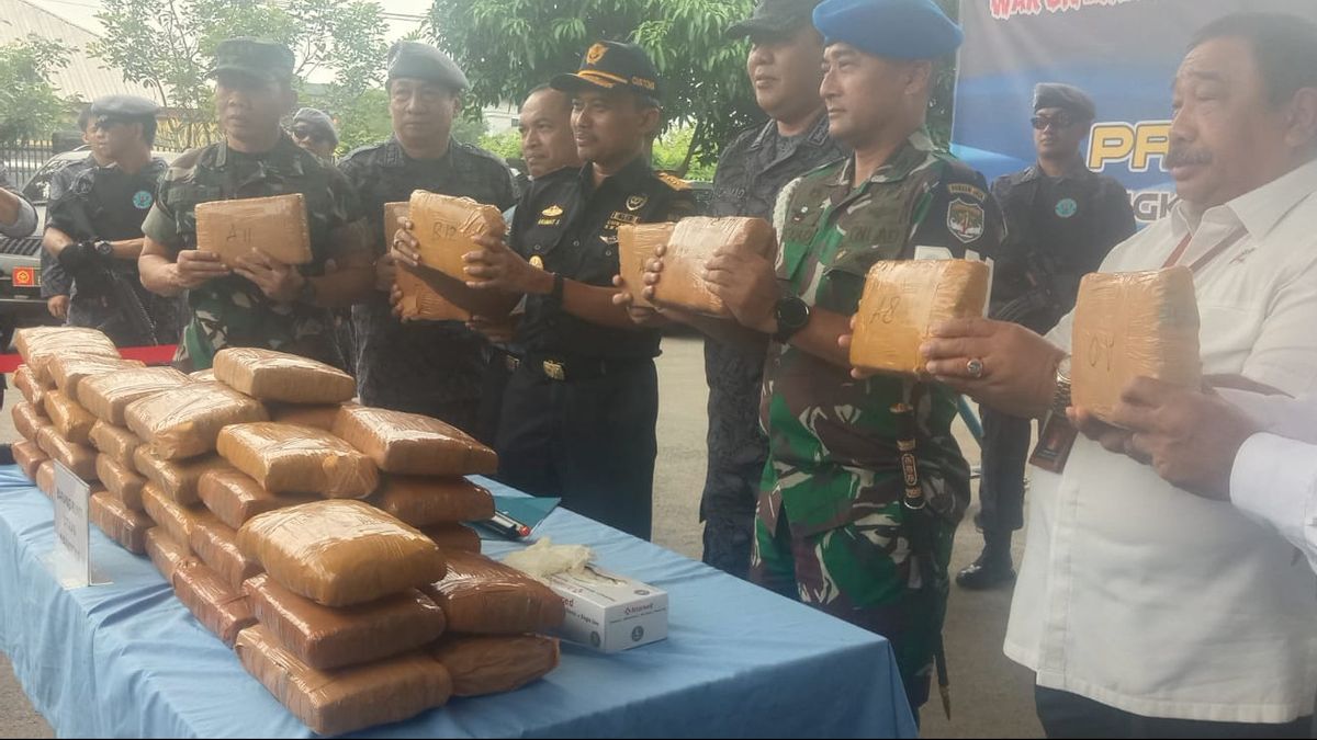 陸路でアチェから商品を入手したと主張するマリファナ52 Kg事件に巻き込まれたインドネシア軍の人物
