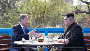  任期が終わると、韓国の文在寅(ムン・ジェイン)大統領は北朝鮮の金正恩(キム・ジョンウン)総書記から称賛を受ける