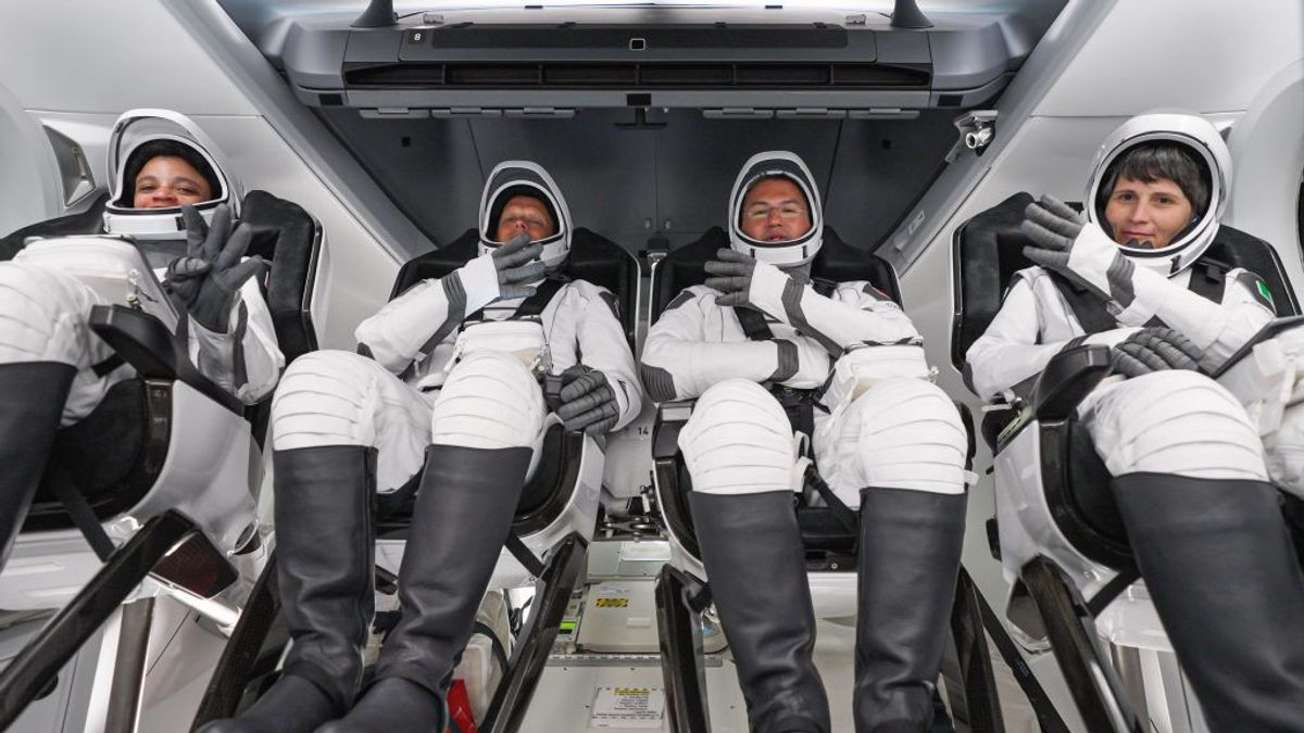 スペースXのクルードラゴンがISSから4人の宇宙飛行士を無事に連れ戻す