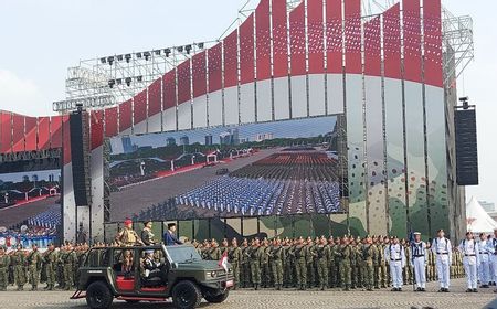 Didampingi Ibu Negara Iriana, Presiden Jokowi Pimpin Upacara Peringatan HUT TNI ke-79 di Monas