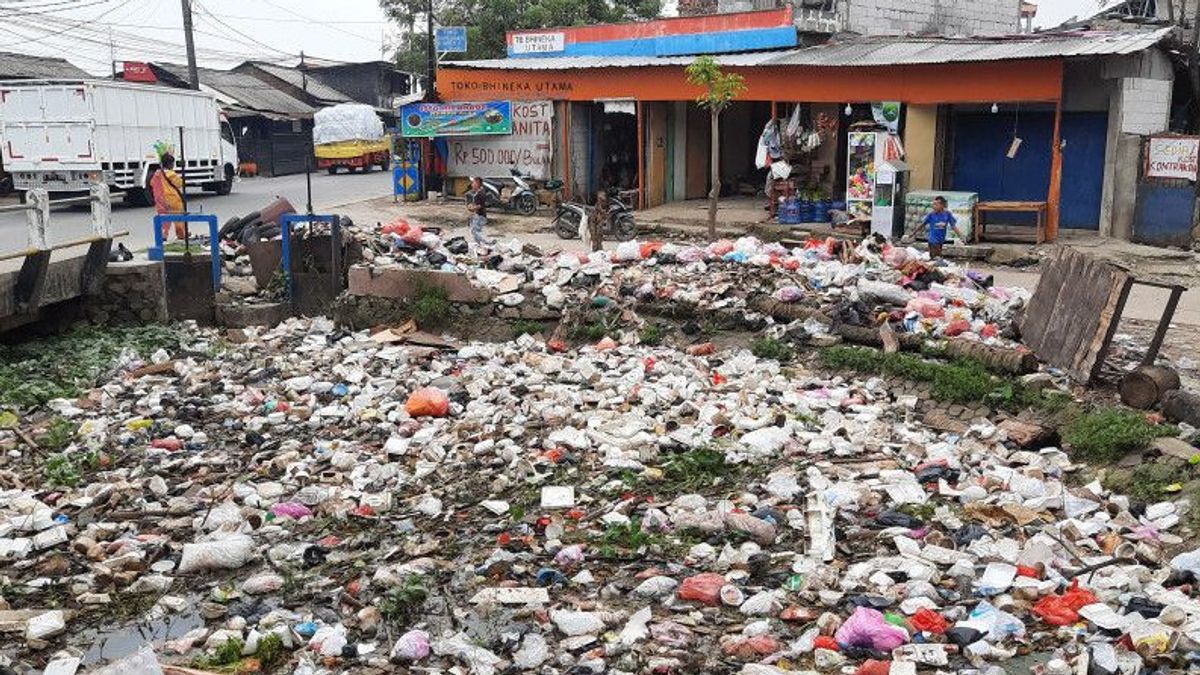 Warga Keluhkan Tumpukan Sampah di Kalimati Tangerang