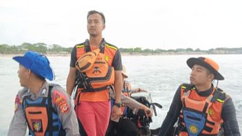 Tim SAR Cari 2 Wisatawan yang Hilang Terseret Ombak di Pantai Santolo Garut