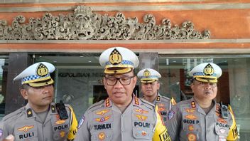 Bali Police interdit à Bule sans conduire une moto