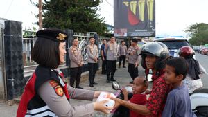Sentuhan Humanis Polri di Ramadan, Ratusan Takjil Dibagikan Polda Kaltara