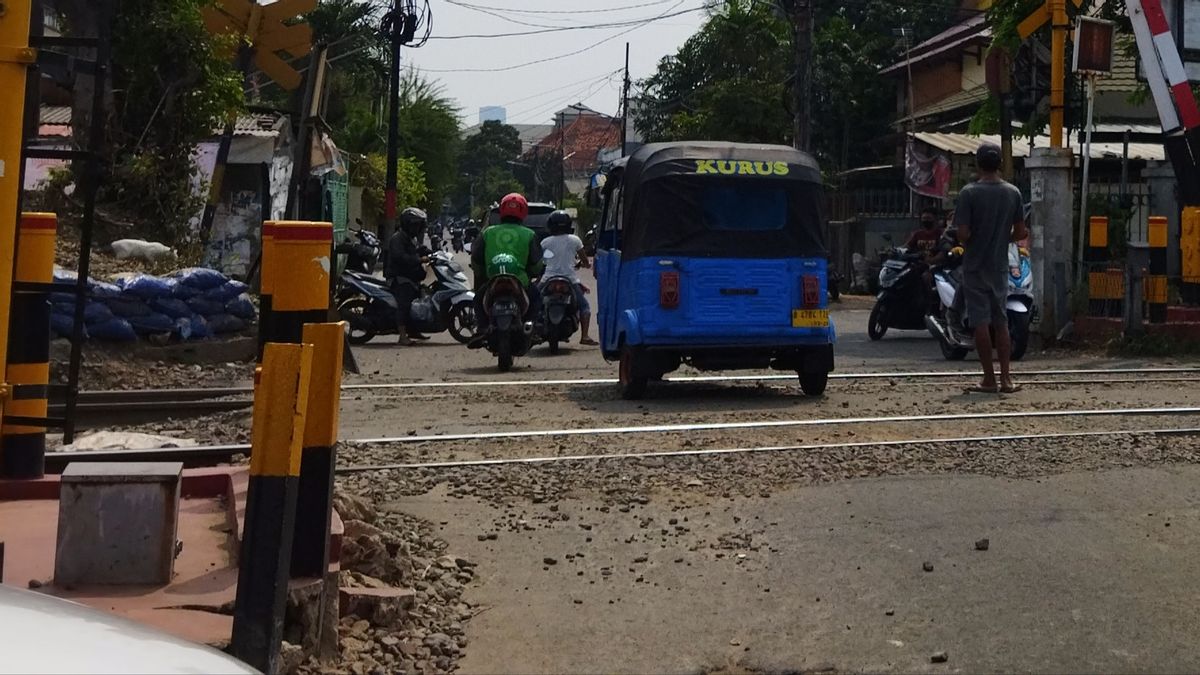 The Condition Of The Pondok Jati Station Train Door Is Getting Worse, Many Motorcycles Fall Due To Damaged Asphalt