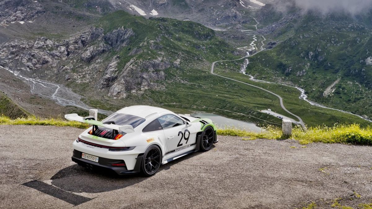 سيارة بورشه 911 GT3 RS Tribute لأسطورة السباق جو سيفيرت