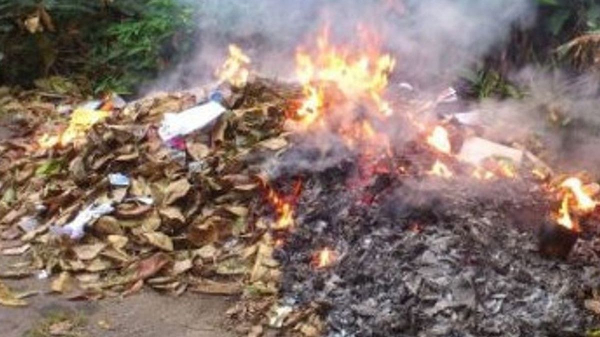 燃えるゴミを捕まえたこの住民は Dki州政府から50万ルピアの