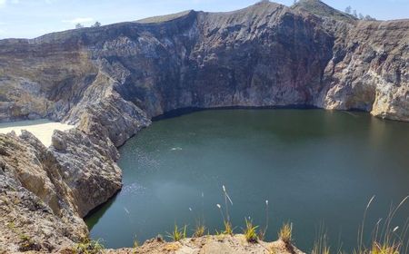 Warna Air Berubah Cokelat Kehitaman, Kunjungan Wisata ke Danau Kelimutu Dibatasi