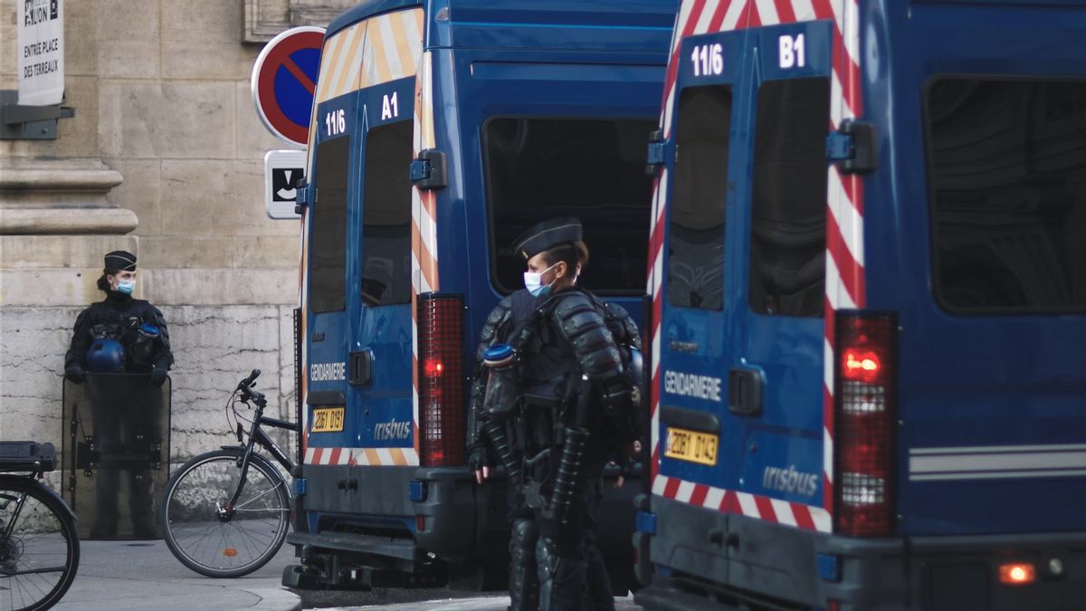 フランスの刑務所は自動兵器で攻撃され、車両は燃やされ、カミソリは脅かされます