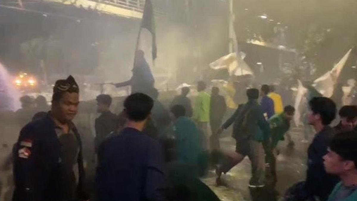 The Eyes Of Police Members Hit By Stone Loops In The Middle Of The Riots Of The Demonstration At The Horse Statue