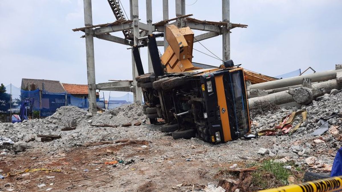 Junior High School Students In Depok Become Victims Of Crane Collapse When Disassembling A Water Tower, It's Been 3 Hours Buried By Blocks Of Concrete