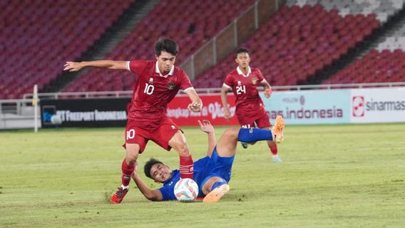 إندرا سجفري تحصل على صورة عن تكوين إندونيسيا تحت 20 عاما بعد الاختبار التجريبي الثاني ضد أوزبكستان تحت 20 عاما