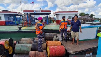 TNI AL Sergap 2 Kapal Angkut Solar Subsidi Ilegal di Sungai Kapuas Kalteng, Total Barang Bukti Capai 194 Drum