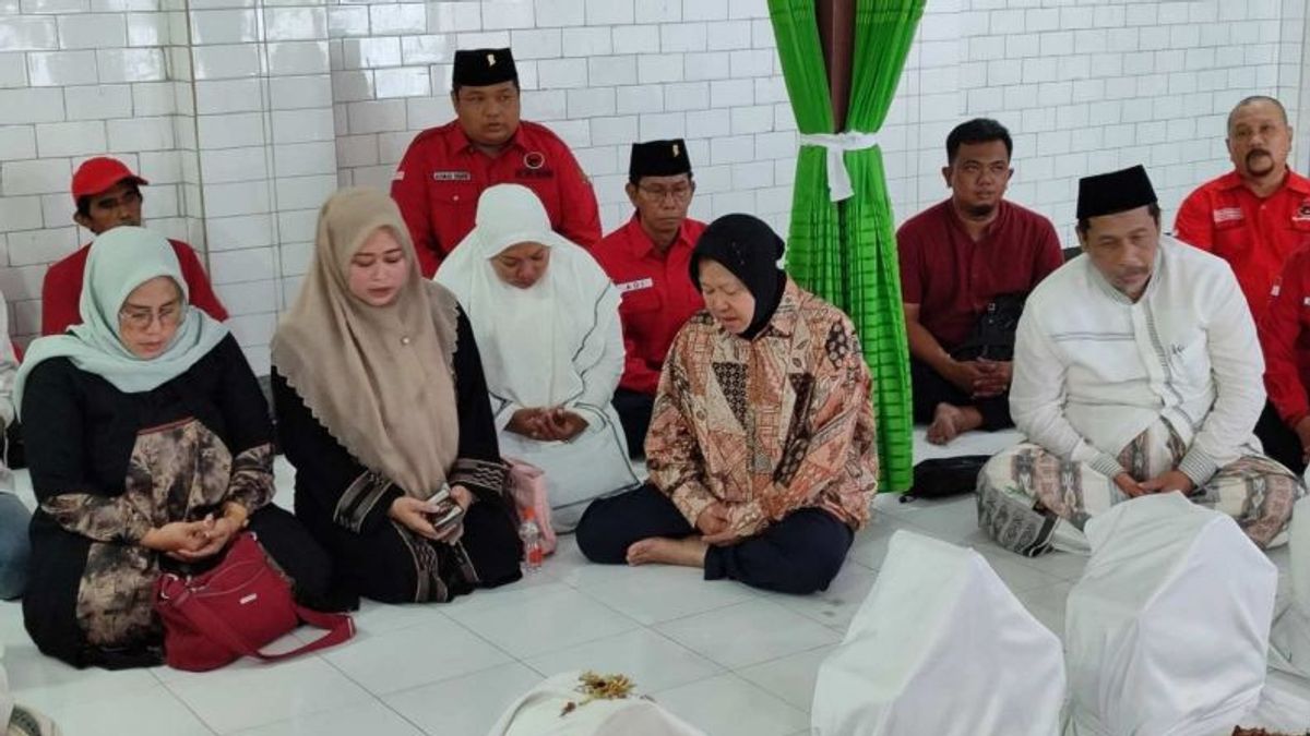 Risma Ziarah à la tombe de Sunan Bungkul avant la liste des élections de Jatim