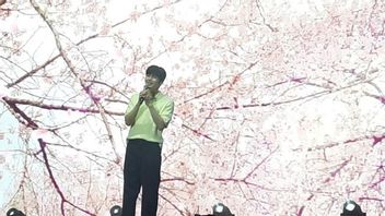 Di Depan Penggemar, Kim Seon-ho Curhat Selalu Gugup saat Menyanyi