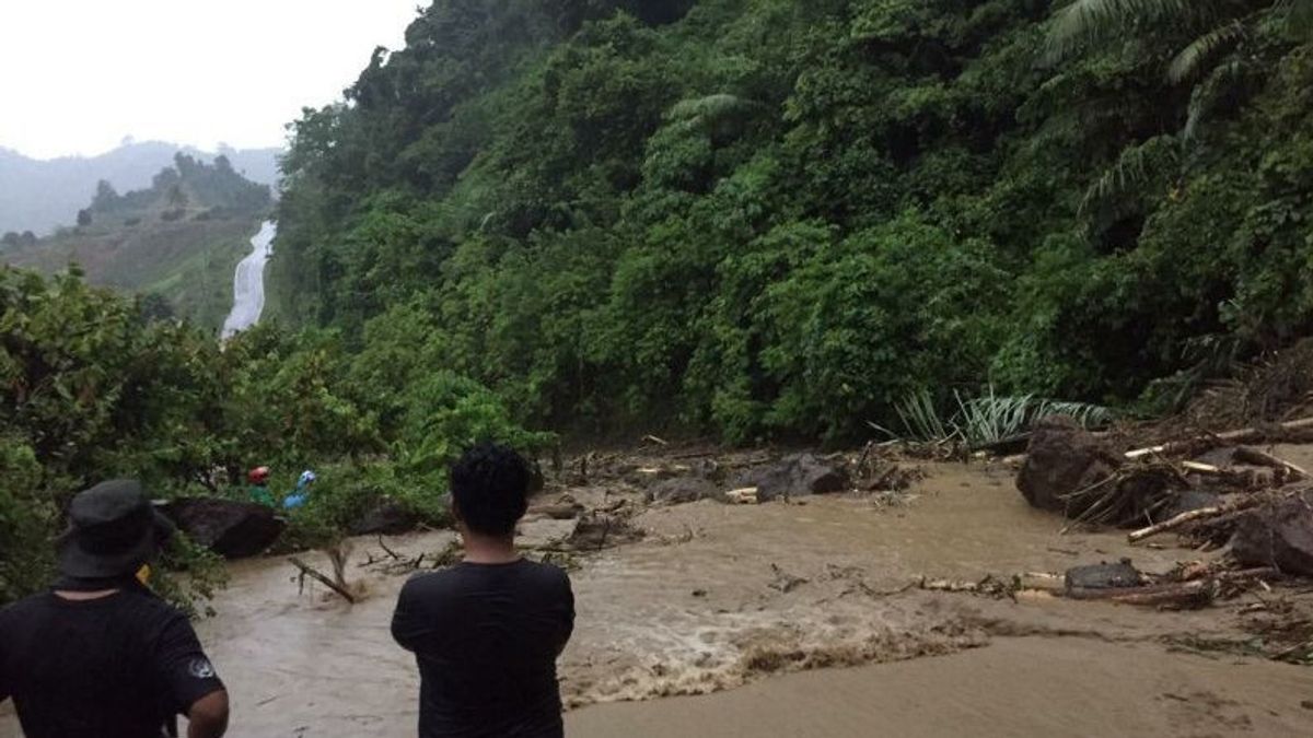 洪水淹没了马穆朱苏尔巴的一些地区