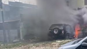 Mobil SUV Terbakar Gara-gara Bocah Iseng Bakar Kertas di Mampang Jaksel 