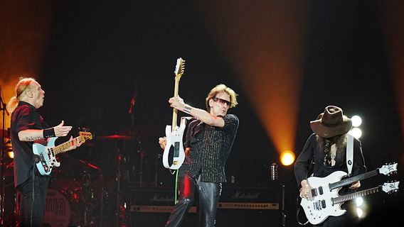 Aksi Memukau Steve Vai di Konser Dewa 19 Featuring All Stars 2.0