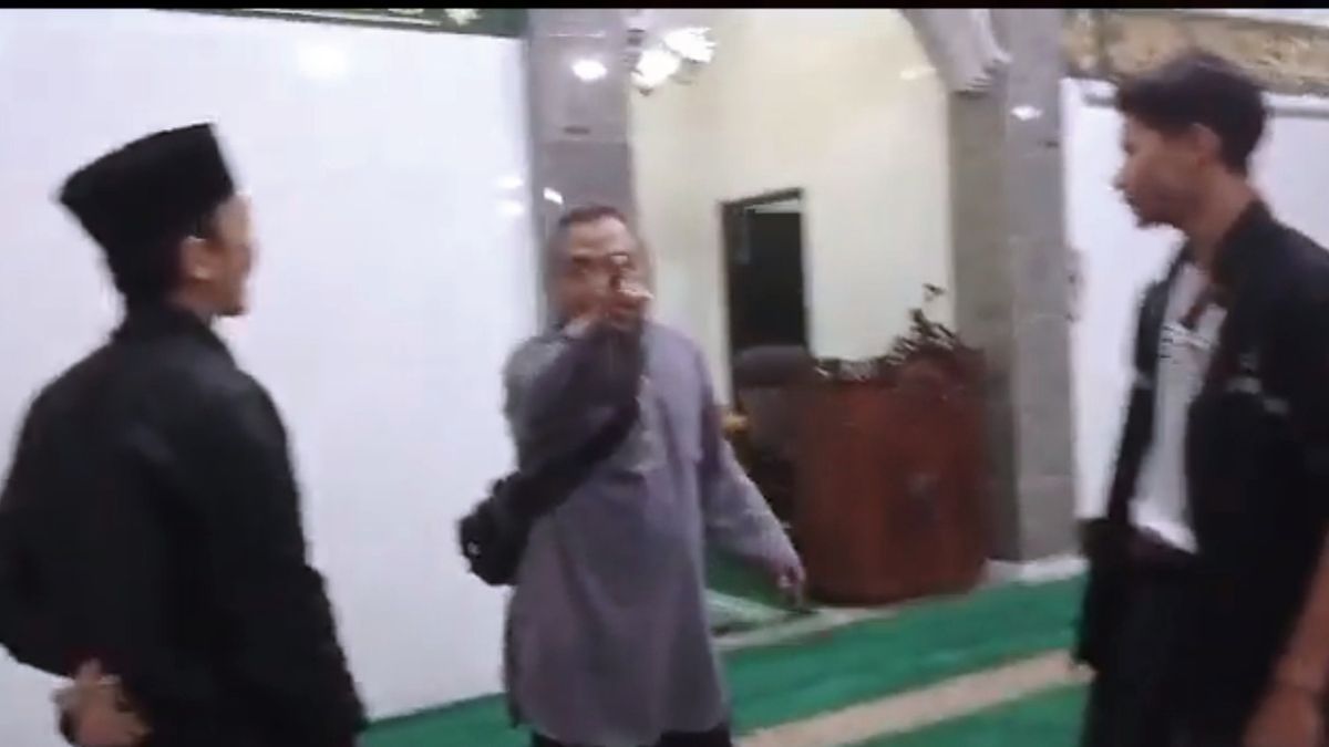 Pria Berjanggut Celana Cingkrang Marah-marah di Masjid Surabaya Gara-gara Ada yang Main Rebana