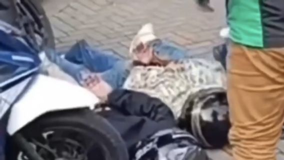 シレドゥグ・スタイルの債権回収者でオジョル・ジャケットで警察に逮捕されたオートバイ