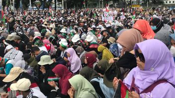 Palestinian Defense Action, Residents Have Time To Pray In The Jakarta Horse Statue Area