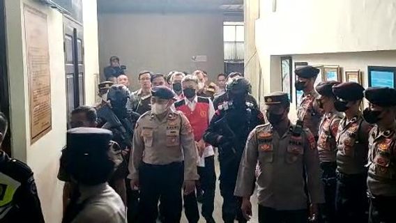 Berjalan Menuju Ruang Sidang, Brigjen Hendra Memegang Buku Merah