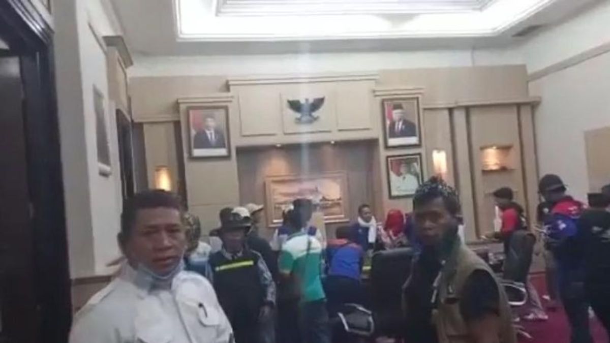 Cas Du Travailliste Dobrak Pintu Et Relax Dans Le Siège Du Gouverneur De Banten, IPW Demande à La Police D’appliquer La Justice Réparatrice