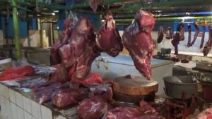 Jatinegara市场的牛肉销售商承认,在开斋节之前,营业额下降了50%。