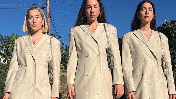 HAIM Shows Musicality Through Hallelujah