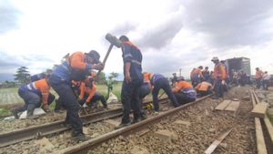 Perbaiki Jalur Imbas Kecelakaan Kereta di Cicalengka, KAI Gunakan 100 Buah Bantalan Rel