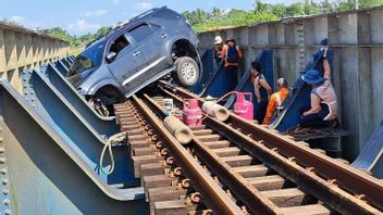 Black Fortuner Driver Advances On The Sumpiuh Train Track Secured By Police, Here's The Chronology