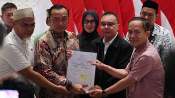    5 Tahun Berjuang, Dua Guru Luwu Utara Menangis Haru: “Terima Kasih, Pak Prabowo”